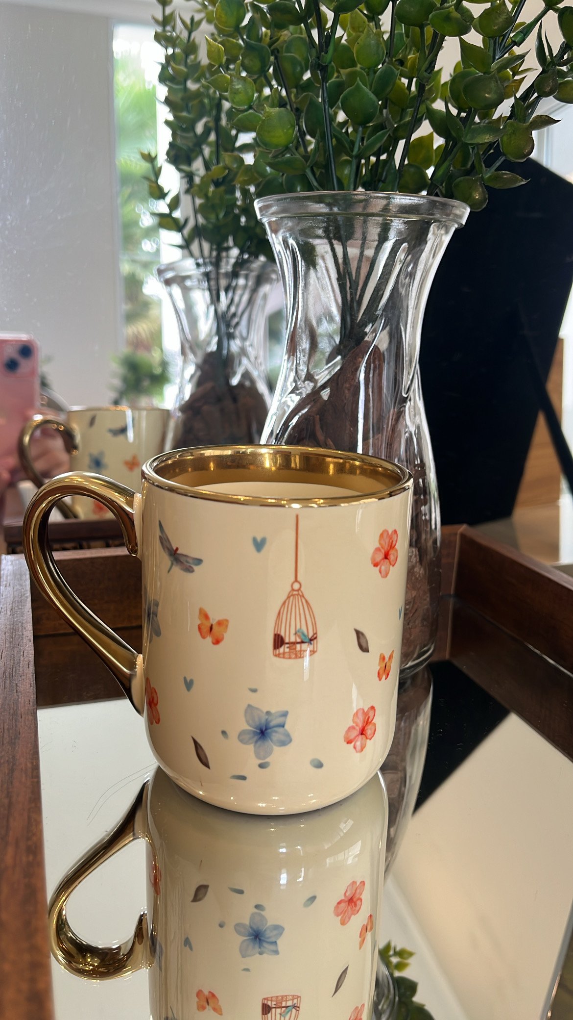 Verso de caneca floral personalizada com flores, pássaros e borboletas