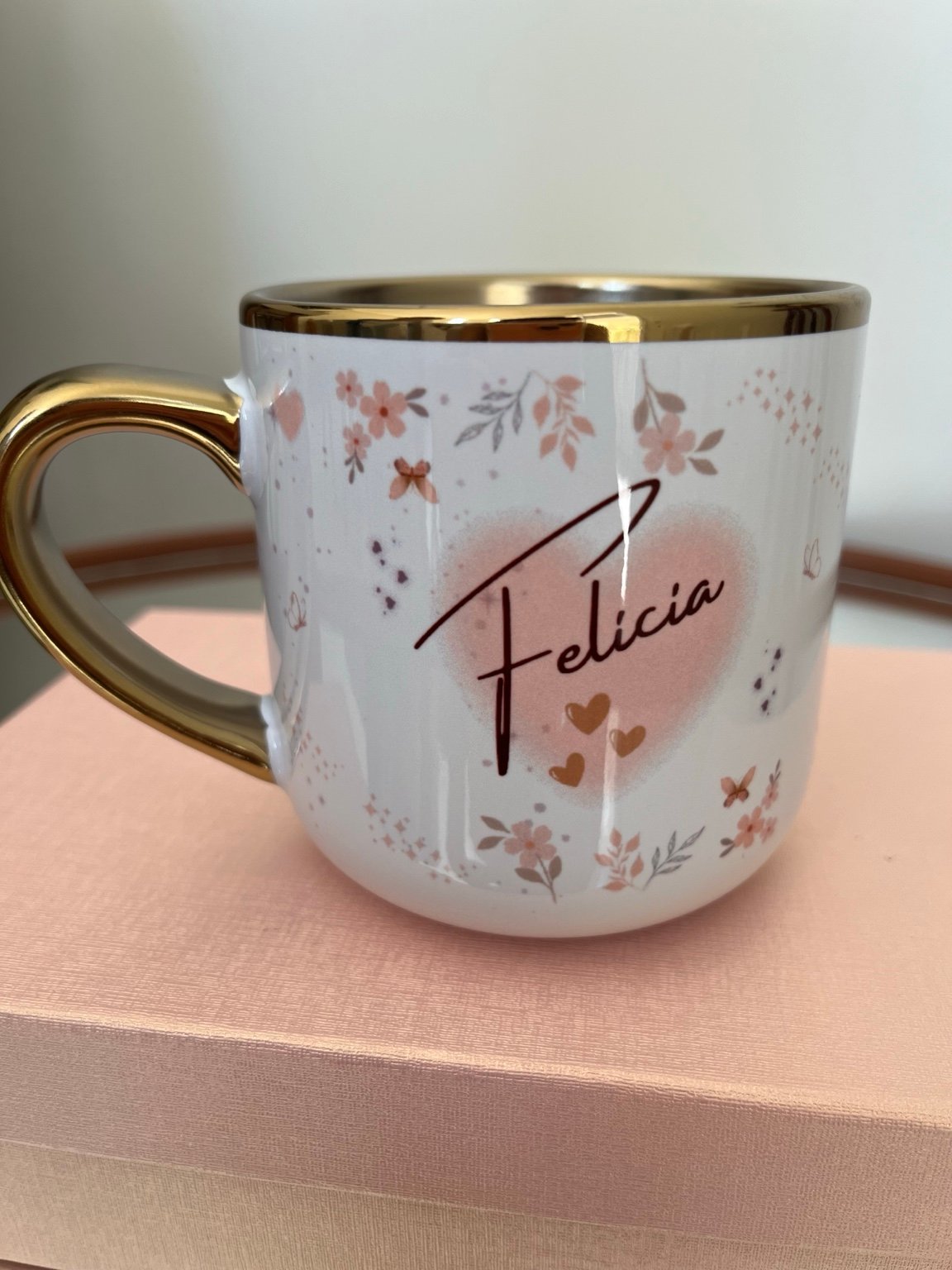 Caneca personalizada com detalhes dourados