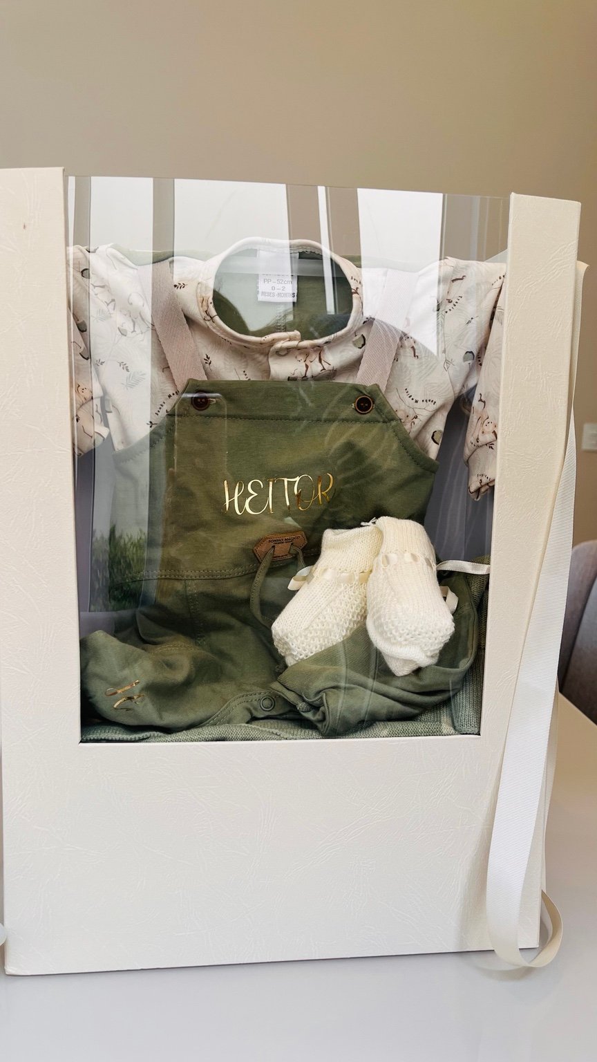Kit Bem-vinda Maternidade em caixa com visor, roupa e sapatinhos personalizados para o bebê Heitor