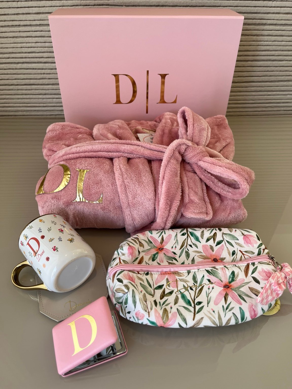 Kit feminino personalizado Blen com roupão, nécessaire, caneca e espelho