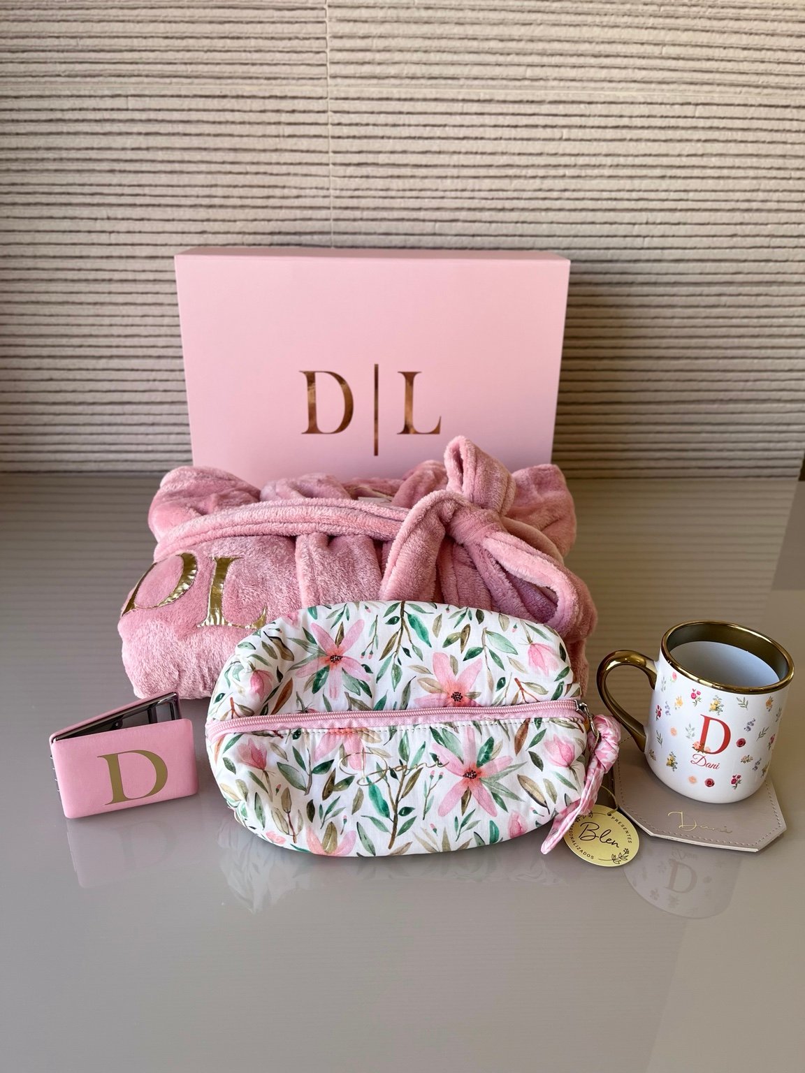 Kit maternidade rosa com roupão, nécessaire, caneca e acessórios personalizados