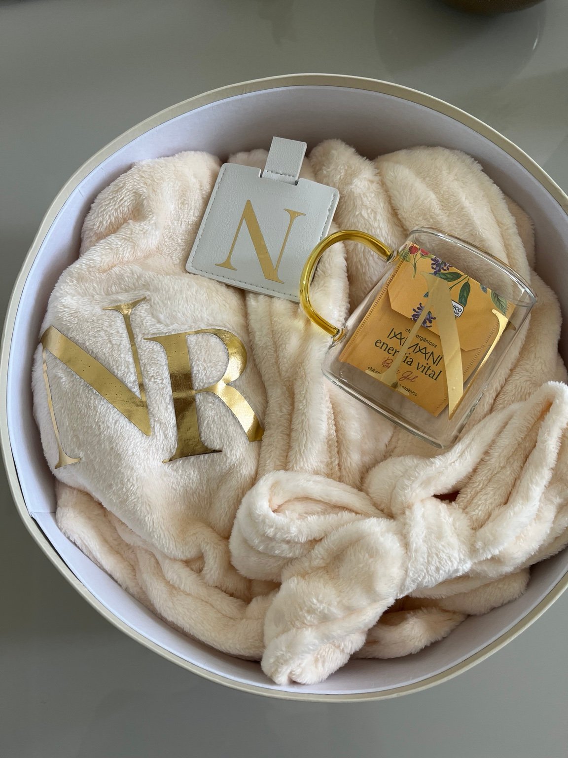 Kit noiva aberto com roupão, caneca e identificação de mala