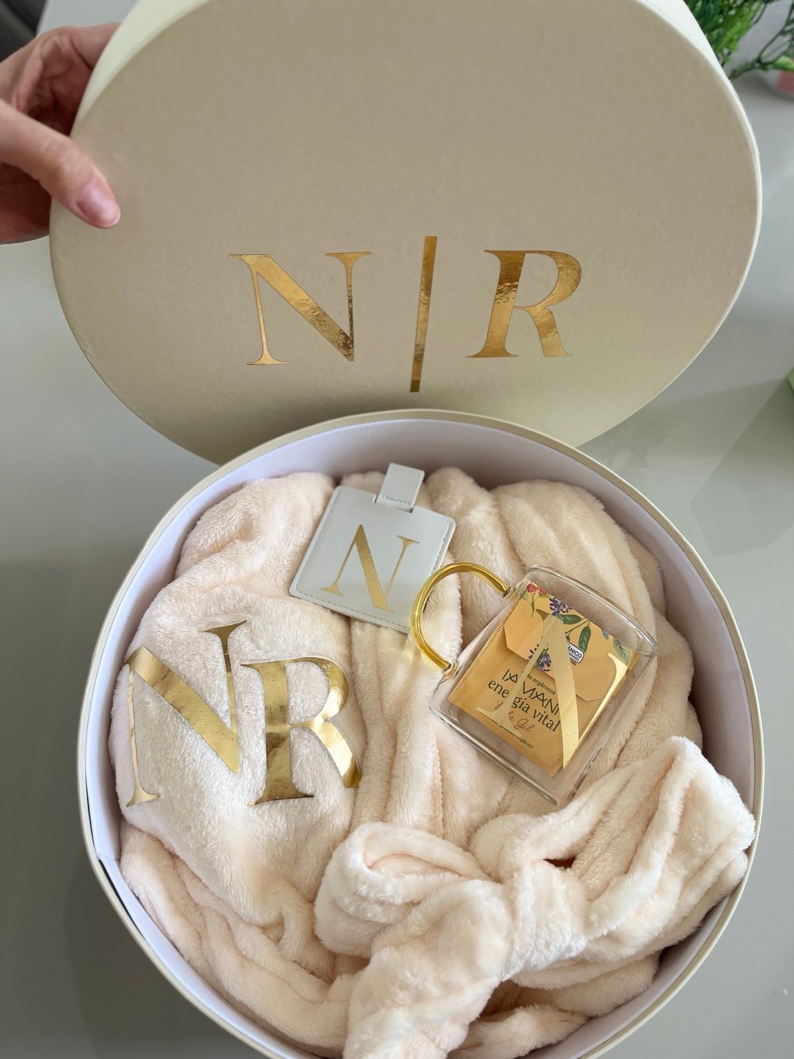 Kit para noiva em caixa redonda com roupão, caneca e identificação de mala personalizados