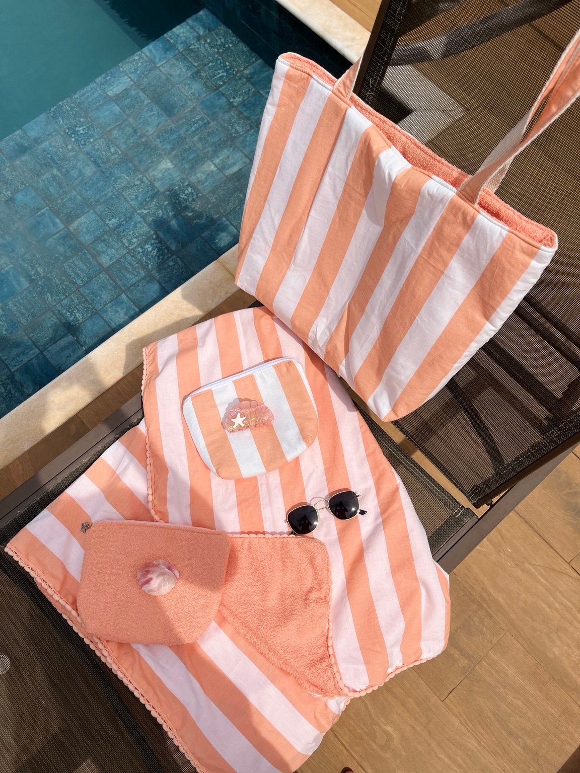 Kit verão personalizado com bolsa e toalhas à beira da piscina