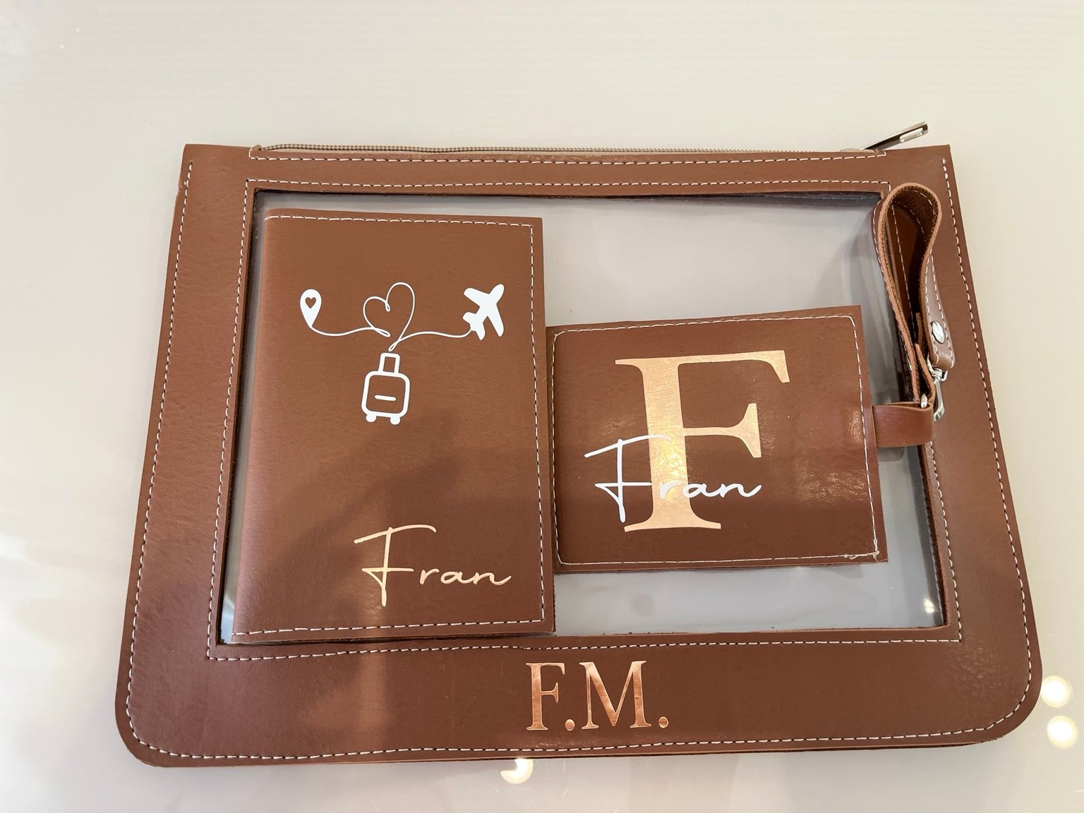 Kit de viagem personalizado com porta-passaporte e carteira