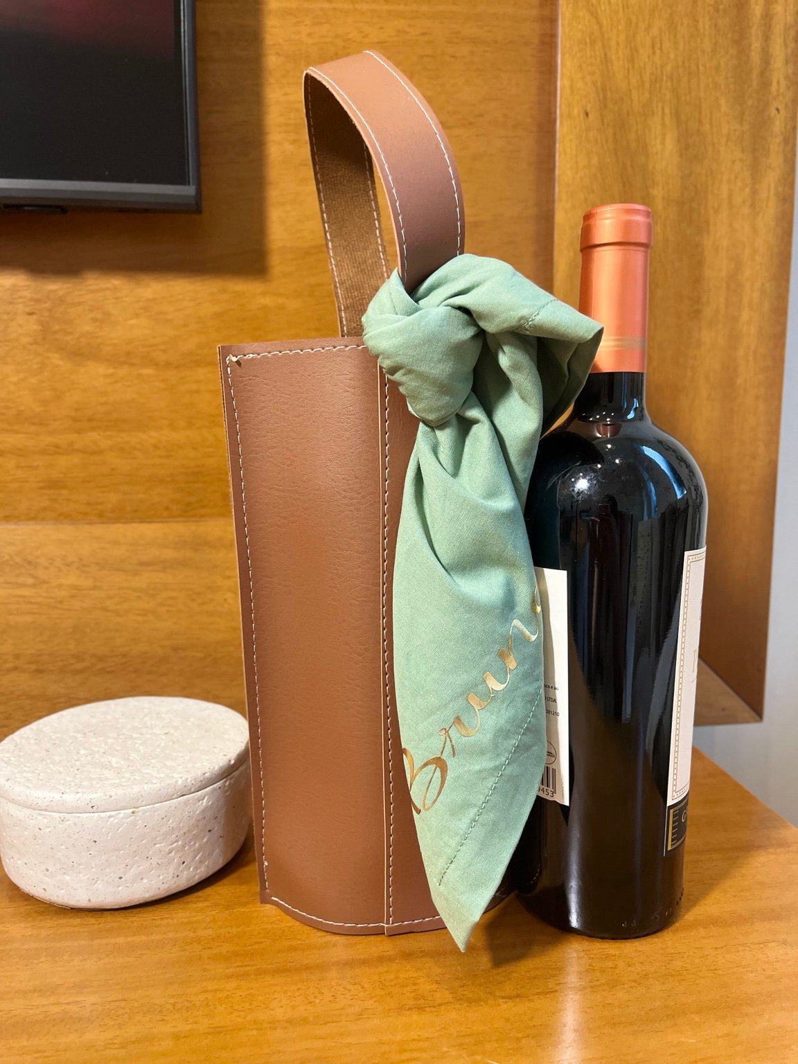 Porta-vinho personalizado com laço e garrafa