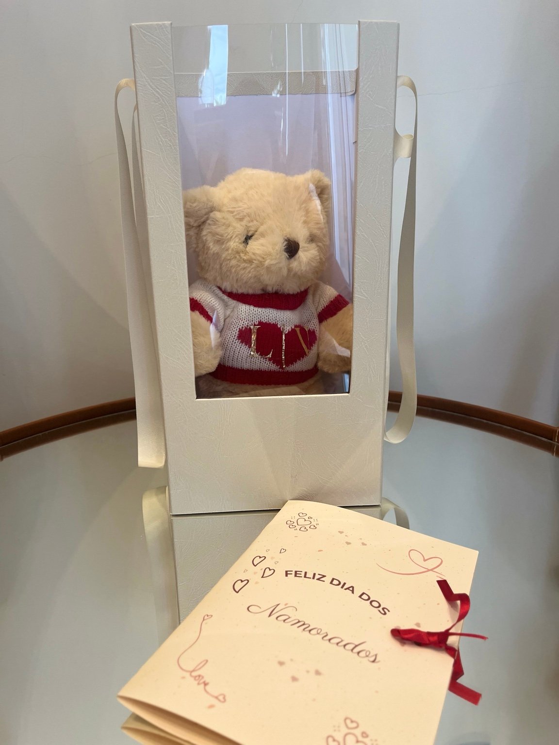 Urso personalizado dentro de caixa de presente com visor transparente
